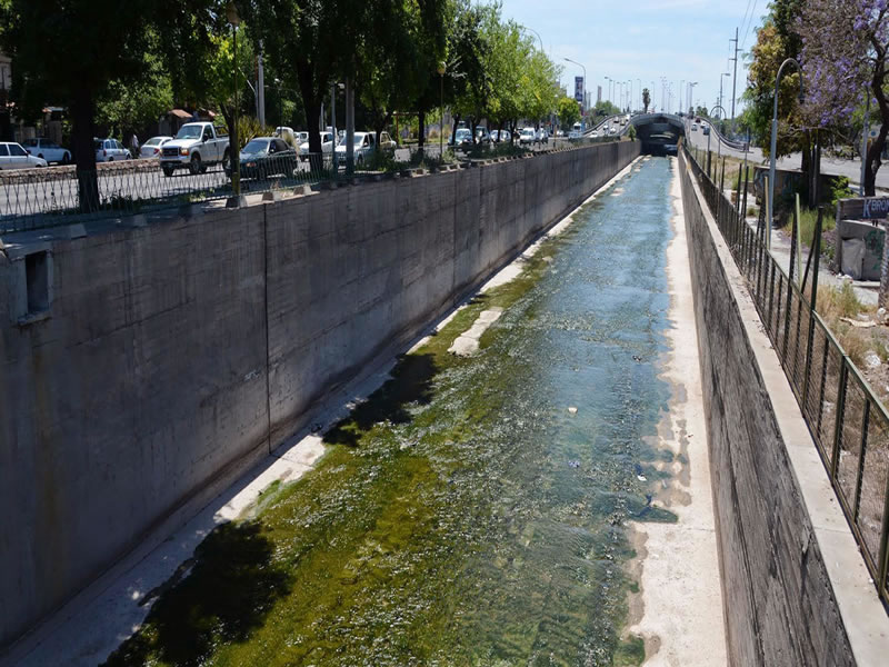 Canal Zanjón Cacique Guaymallén, Guaymallén. Mendoza, Argentina.