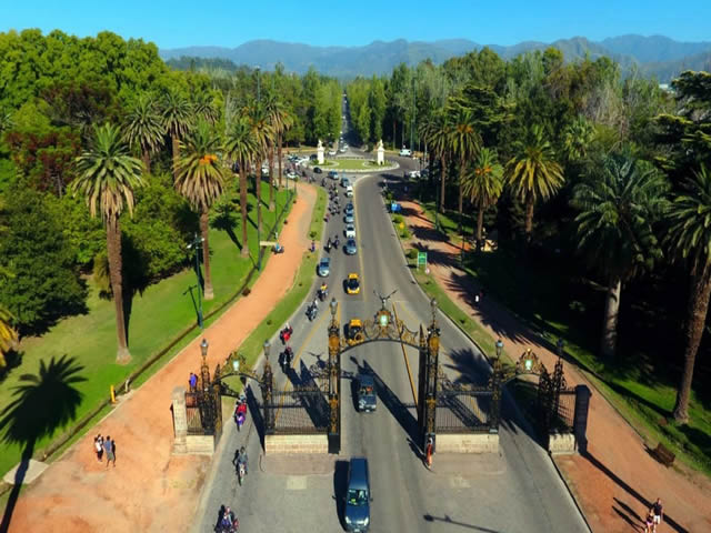 Foto: Mdzol.com Portones del Parque General San Martín Ciudad de Mendoza Argentina